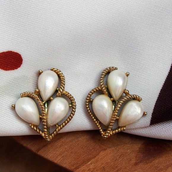 Trifari Jewelry - Crown Trifari Twisted Rope Pearl Elegant Earrings